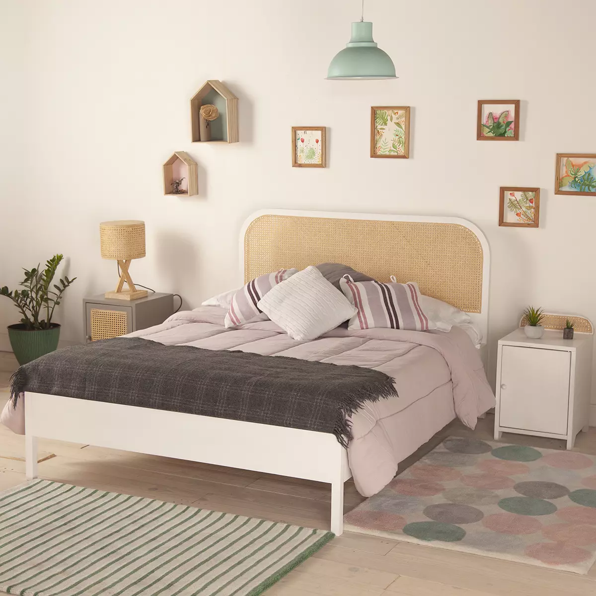 Cama de casal  branca, uma cama com cabeceira de palha natural, em um quarto decorado com tapetes e mesas de cabeceiras.