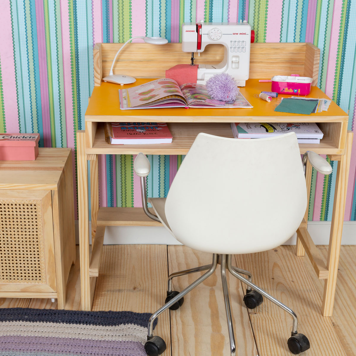 Escrivaninha Tudi de chão. Uma escrivaninha com design moderno e diferente, tampo colorido. Perfeito para qualquer quarto. Aqui com tampo amarelo.