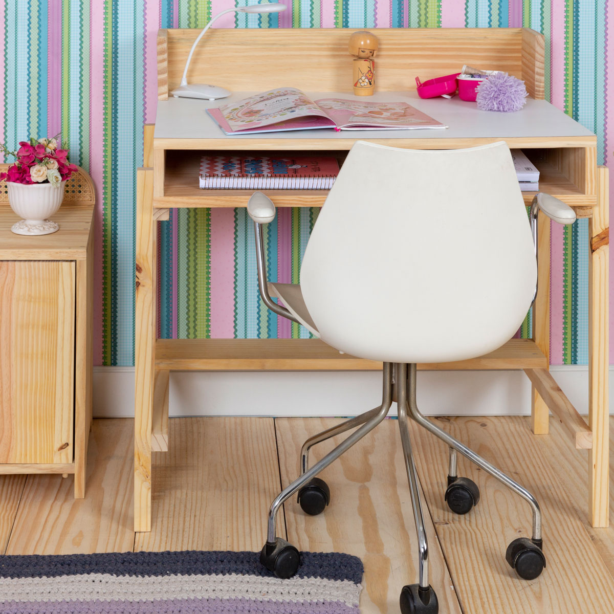 Escrivaninha Tudi de chão. Uma escrivaninha com design moderno e diferente, tampo colorido. Perfeito para qualquer quarto. Aqui com tampo branco.