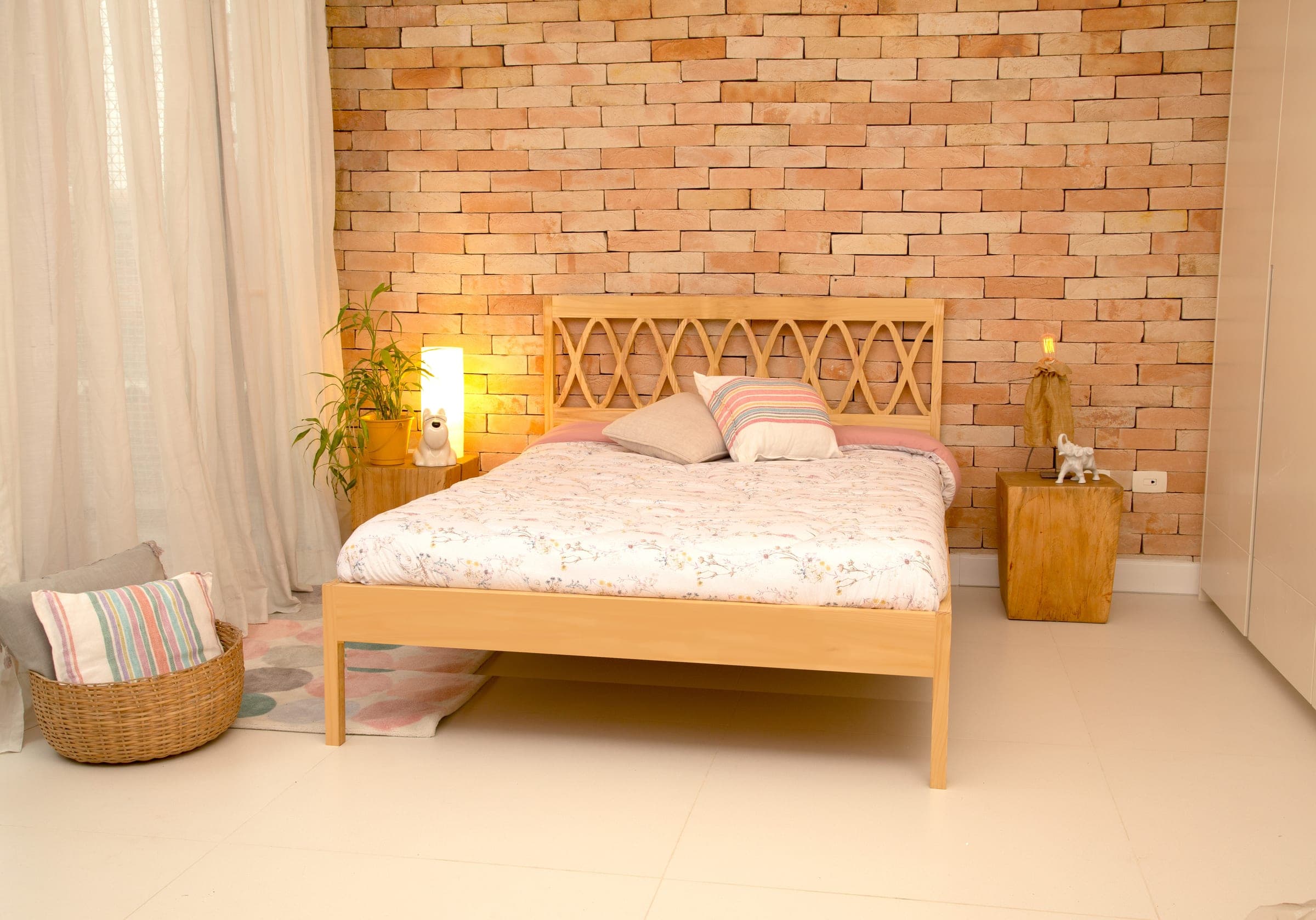 Cama CALU - Design clássico com detalhes em marcenaria